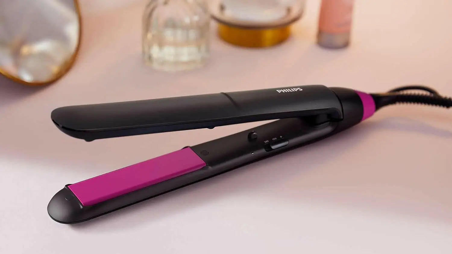 Philips StraightCare Essential ThermoProtect straightener. 2 temperature settings. Temperature range up to 220°C. 3 pin