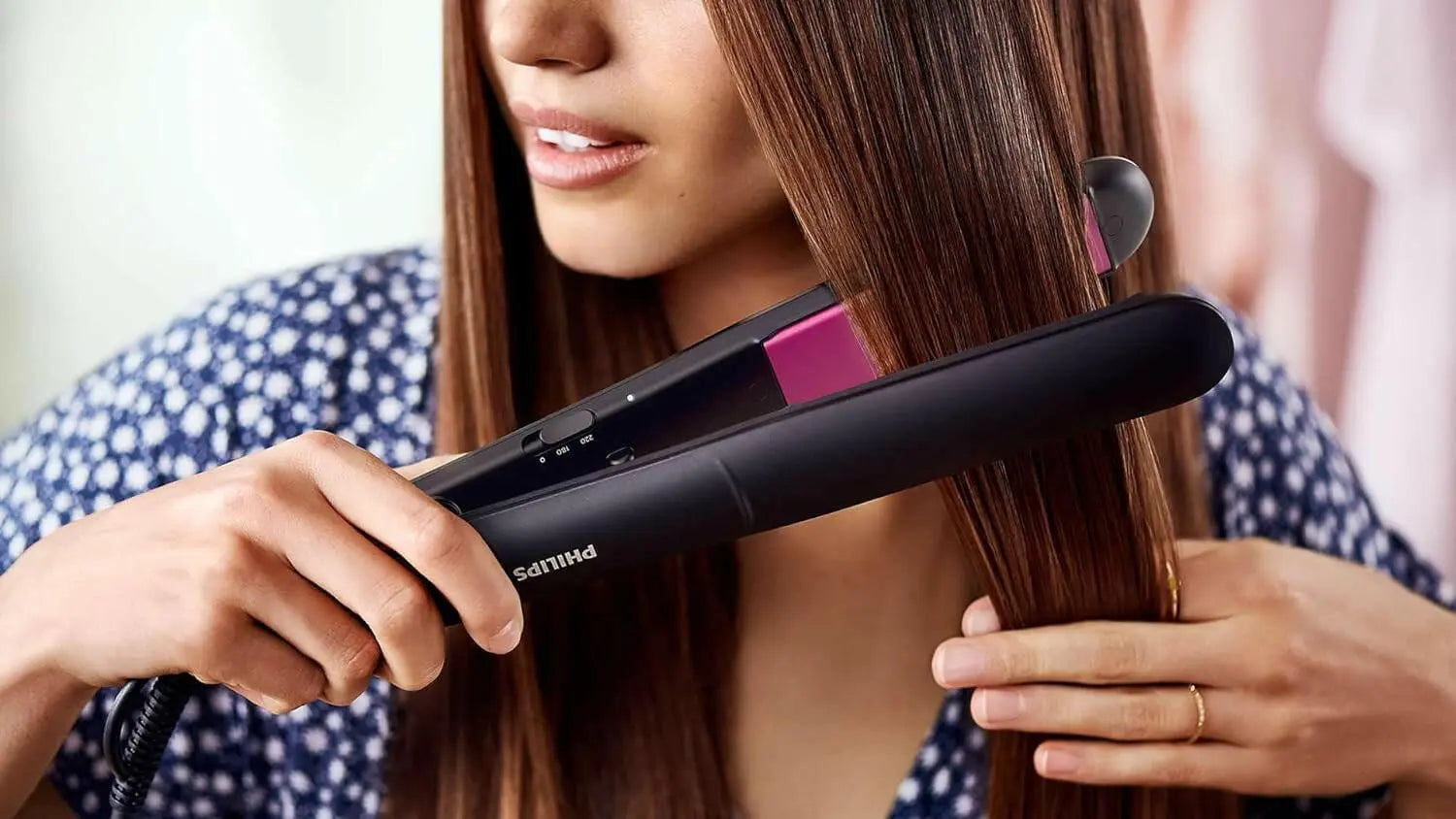 Philips StraightCare Essential ThermoProtect straightener. 2 temperature settings. Temperature range up to 220°C. 3 pin